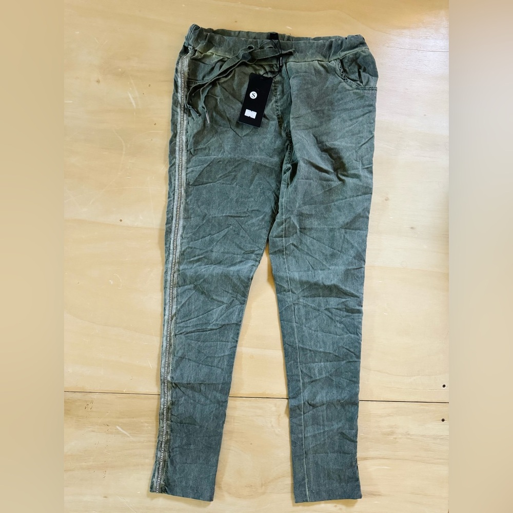 NWT Venti6 army green krinkle jogger w/rhinestone ribbon strips down side
